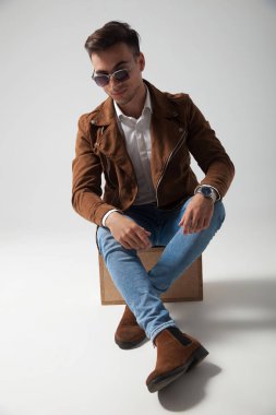 bir ahşap kutu üzerinde dinlenme serin casual adam