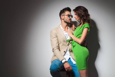 birbirlerine karşı sıcak genç kucakladı çift bakmak 