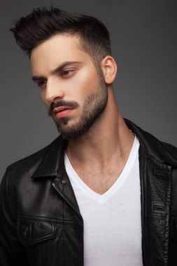 tarafına bakacak genç bir adam portresi