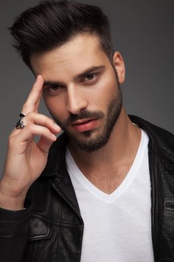 askeri selam veren tapınak parmaklar ile genç adam