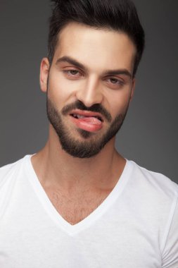 sıkılmış ya da tiksinti genç bir adam portresi 