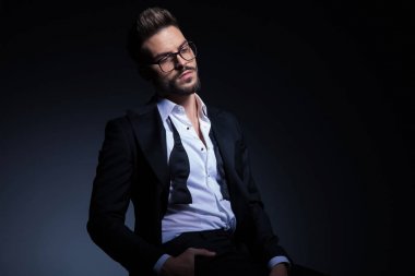 bir sandalyeye dinlenme smokin zarif delikanlı 