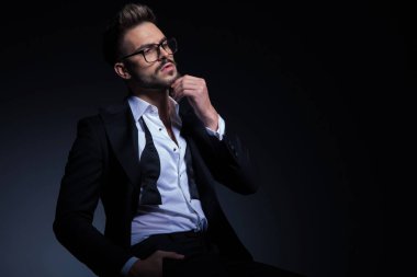 zarif adam onun sakalı ve uzak görünüyor oynayan oturmuş