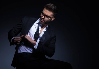 onun cep Inside arama smokin içinde oturan adam 