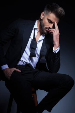 geri alınan papyon ve açık yaka smokin kalbi kırık damat 