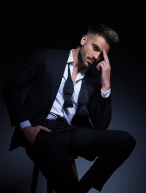 bir baş ağrısı olan smokin serin şık adam