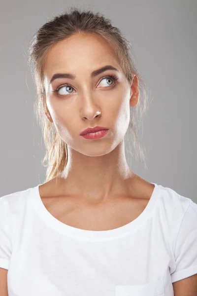 Bella giovane donna sta guardando qualcosa — Foto Stock