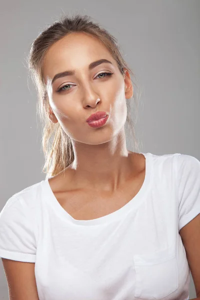 Beautiful woman is sending a kiss — Stock Photo, Image