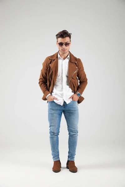Молодой человек в кожаной куртке и солнцезащитных очках — стоковое фото