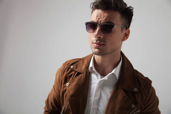 Face of a cool young man in sunglasses — Stock Photo, Image