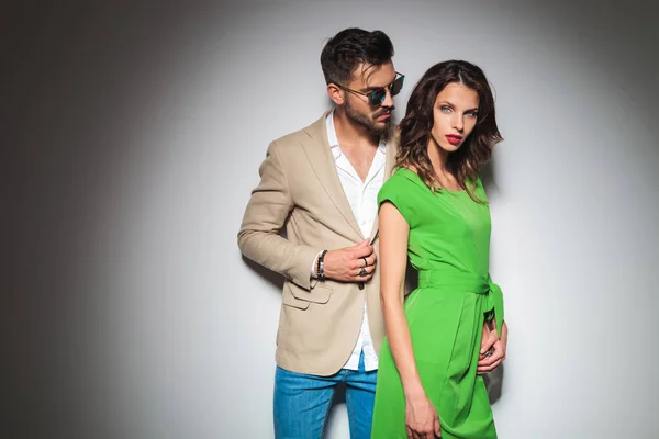 Sexy moda uomo guarda la sua bella donna — Foto Stock