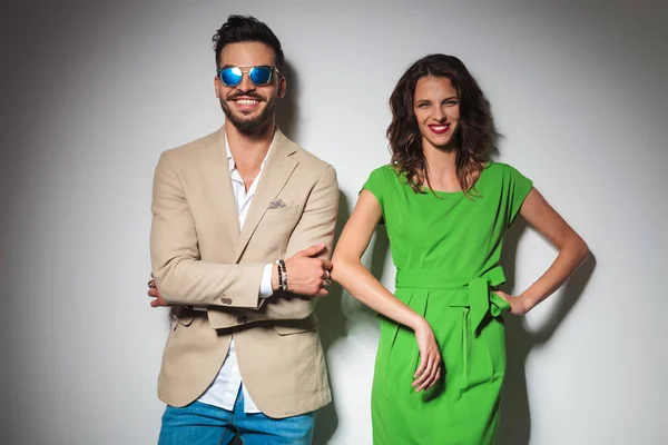 Unga moderna par skrattar tillsammans medan poserar — Stockfoto