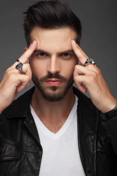 Serious young man focuses his mind — Stock Photo, Image