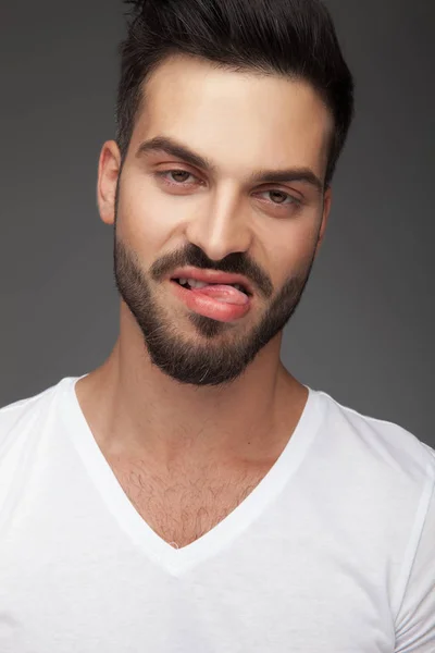 Retrato de un joven aburrido o disgustado —  Fotos de Stock