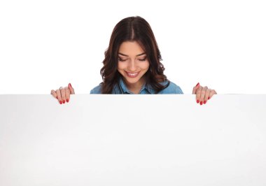 büyük bir Pano duran gülümseyen casual kadın 