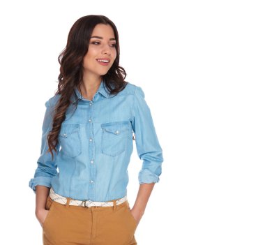 Elleri ceplerinde duran kadın uzak tarafına görünüyor 