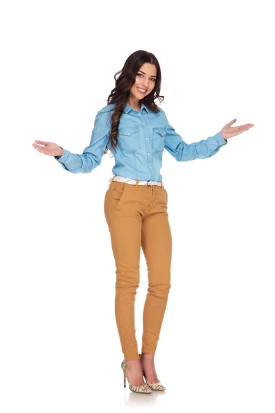 Happy young casual woman is welcoming — Stock Photo, Image
