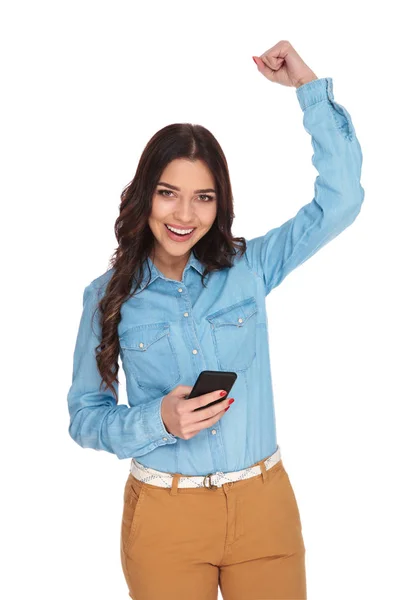 Kobieta z telefonem komórkowym świętuje sukces — Zdjęcie stockowe