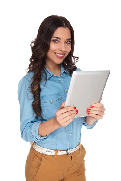 Sorridente donna casual leggere su tablet — Foto Stock