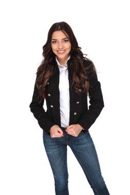 mutlu rahat kadın paltosunu aşağı çekerek