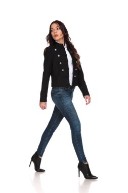 yürüyen bir casual kadın ve geri görünüyor yan görünüm