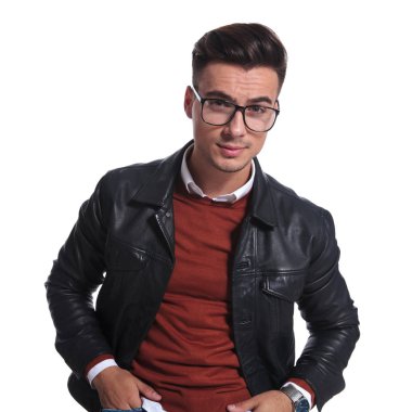 cool adam gözlük ve deri ceket