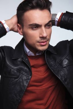 genç adam ellerini boynunun arkasına ile tarafına görünüyor 