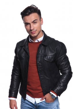 cebinde el ile harika genç adam 