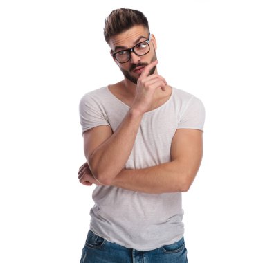 aptal bir yüz ifadesi ve görünüyor dalgın adam yan