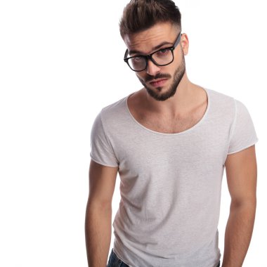 Gözlüklü genç casual adam 