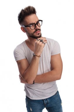 düşünme genç bir serin adam yan görünüm 