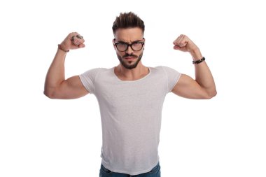 kızgın genç casual adam onun gücünü gösteren