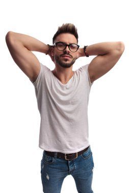 genç seksi casual adam eliyle başının arkasında poz