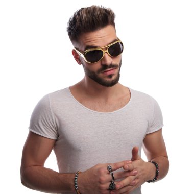 retro güneş gözlüğü rahat genç adam 