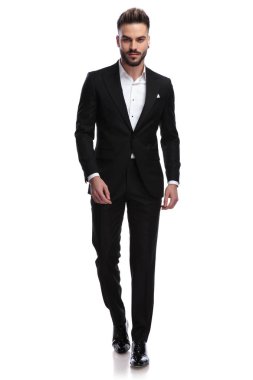 serin seksi şık adam açık yaka ile yürüyor