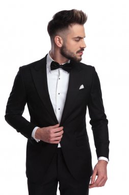 genç adam smokin yaka tutar ve tarafına görünüyor 