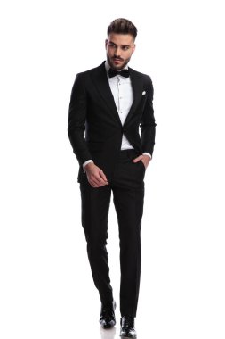 cebinde el ile yürüme zarif delikanlı