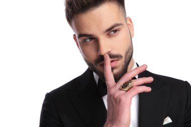 adam ağzını üzerine parmağınızla smokin düşünme