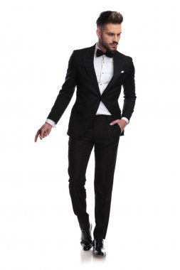 Smokin yakışıklı adam parmak yapışmayı hem de uzak görünüyor