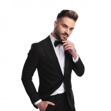 çene düşünme tutan smokin zarif adam gülümseyen 