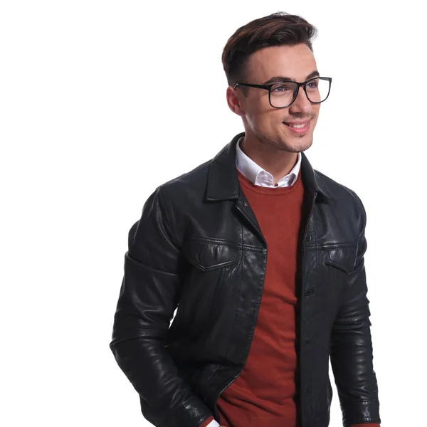 Lado de un hombre sonriente en gafas y chaqueta de cuero —  Fotos de Stock