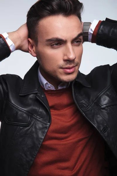 genç adam ellerini boynunun arkasına ile tarafına görünüyor 