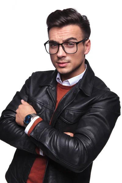 Portrait d'un homme intelligent confiant en veste en cuir — Photo