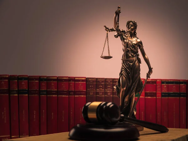 Statue de justice, livres de droit et marteau en bois — Photo