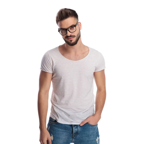 Glimlachend casual man dragen van bril en staat met hand in pocke — Stockfoto