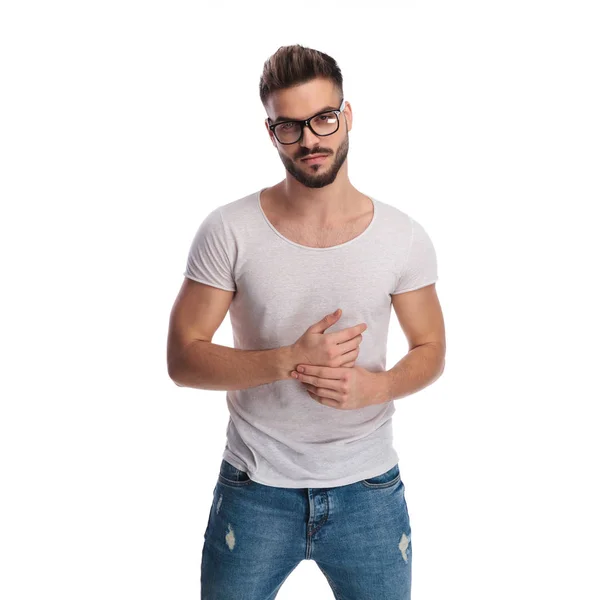 Avslappnad ung man som bär glasögon håller handflatorna ihop — Stockfoto