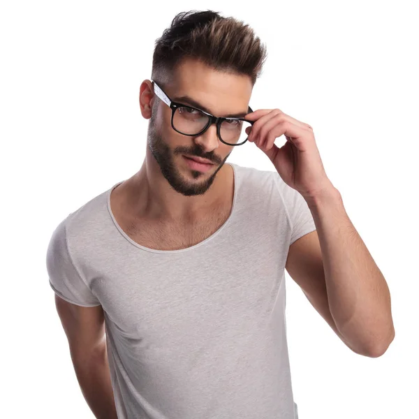 Souriant occasionnel homme fixant ses lunettes — Photo