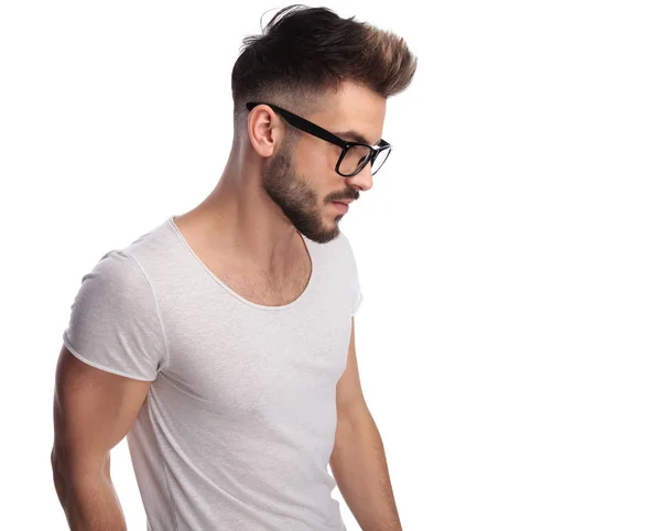Vista lateral de un joven hombre casual con gafas — Foto de Stock