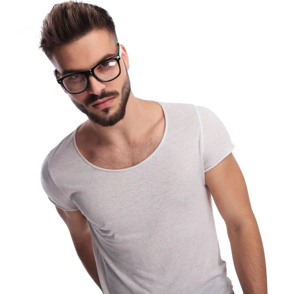 Sonriente hombre casual con gafas — Foto de Stock