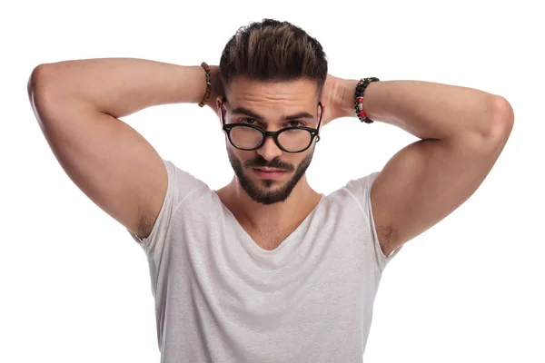 Fresco chico usando gafas abajo se levanta con las manos detrás de la cabeza —  Fotos de Stock